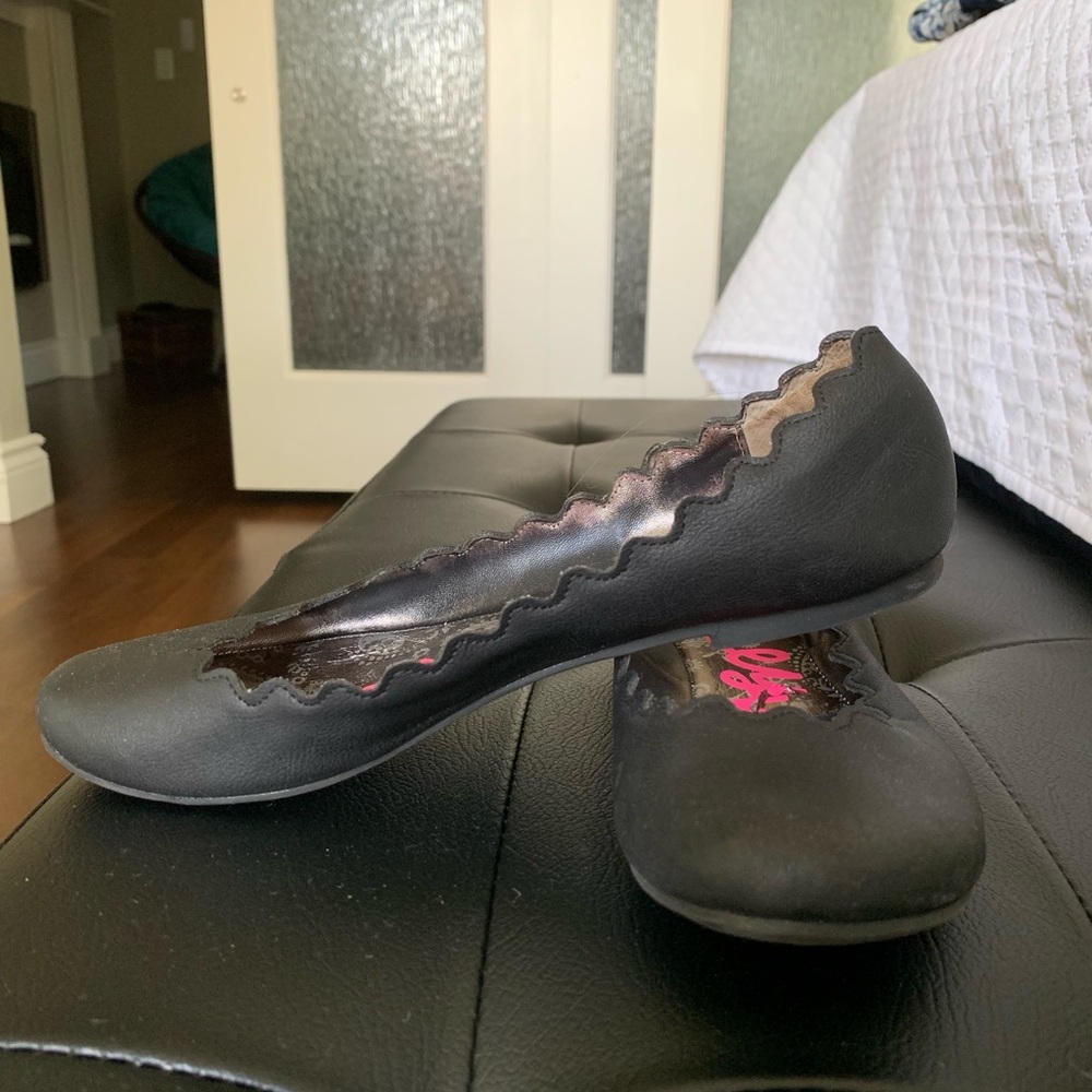 Black scalloped flats